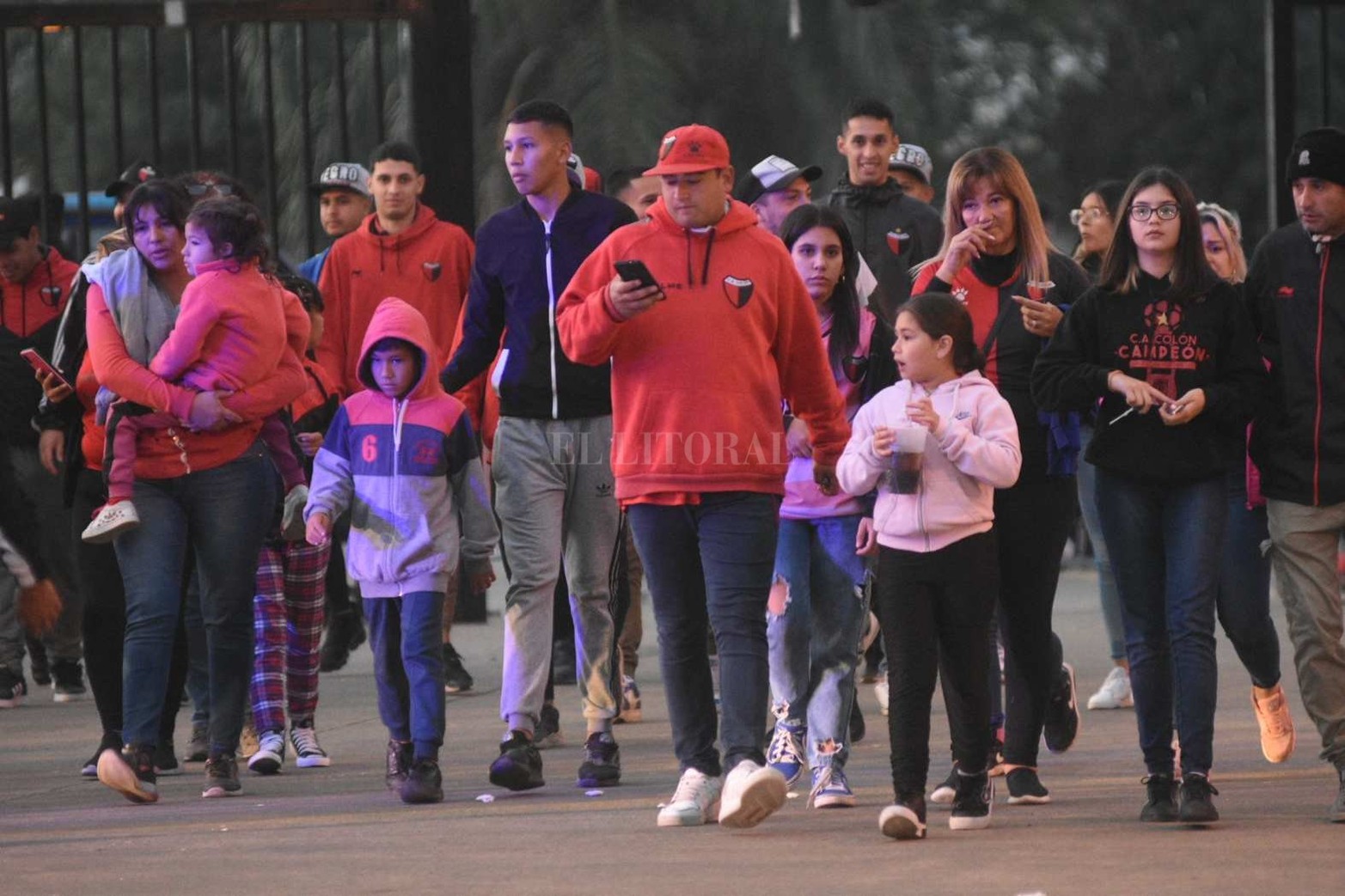 Colón y Vélez juegan por la última fecha del torneo de la Liga Profesional de fútbol.