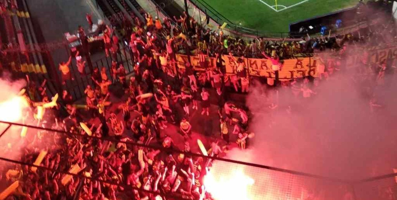 Conmebol sancionó a Peñarol por el uso de bengalas en el partido contra Colón