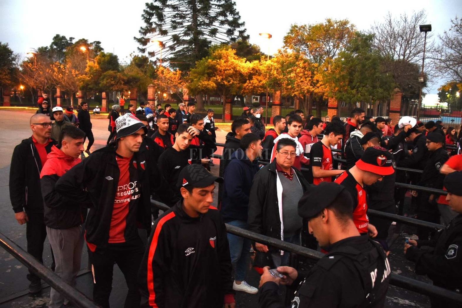 Colón y Vélez juegan por la última fecha del torneo de la Liga Profesional de fútbol.