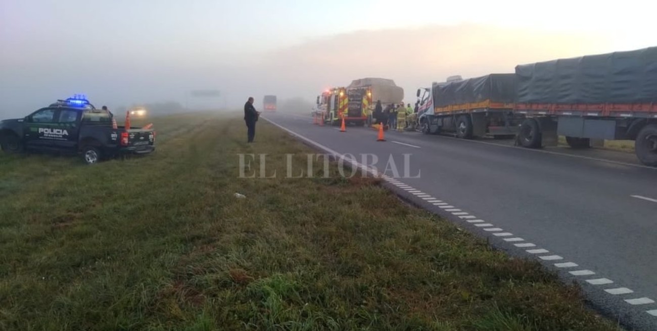 Trágico choque de camiones en la autopista Santa Fe - Rosario