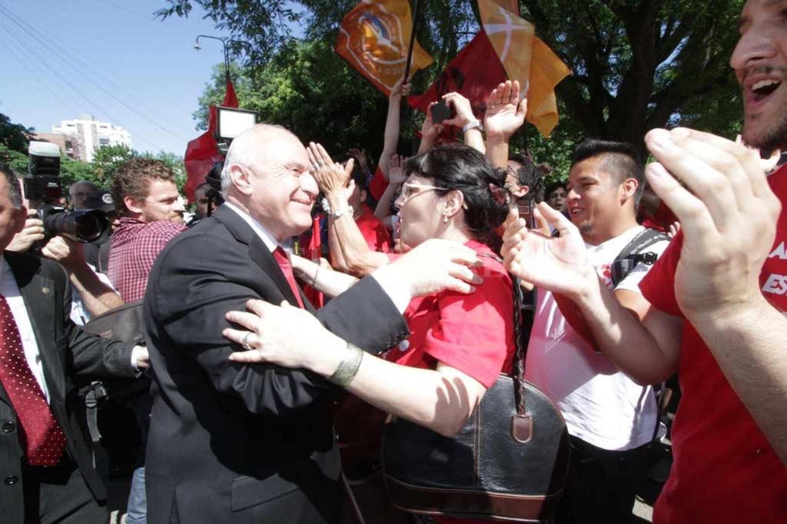 Festejos en la explanada de Legislatura luego del acto de asunción de Lifschitz como mandatario de la provincia.