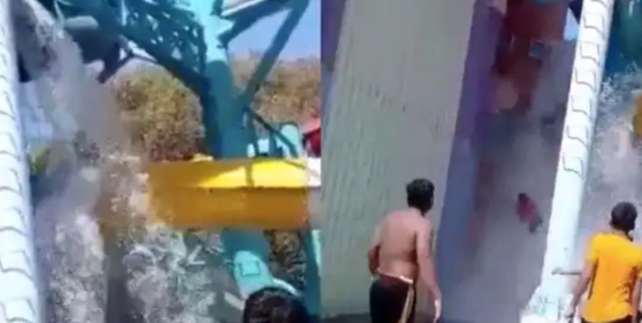 Video: niños caen de varios metros de altura tras colapsar un tobogán en un parque acuático