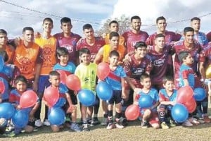 Gentileza El equipo de El Cadi salió a la cancha acompañado por jugadores de las divisiones infantiles.