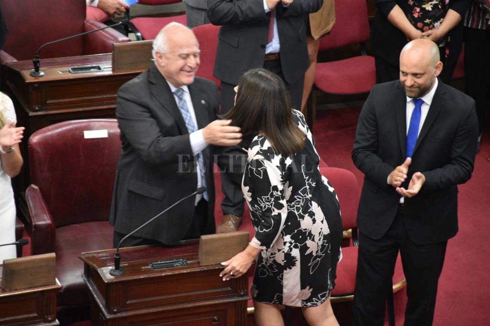 Diciembre de 2019. Asume como diputado provincial y recibe el saludo de Clara García.
