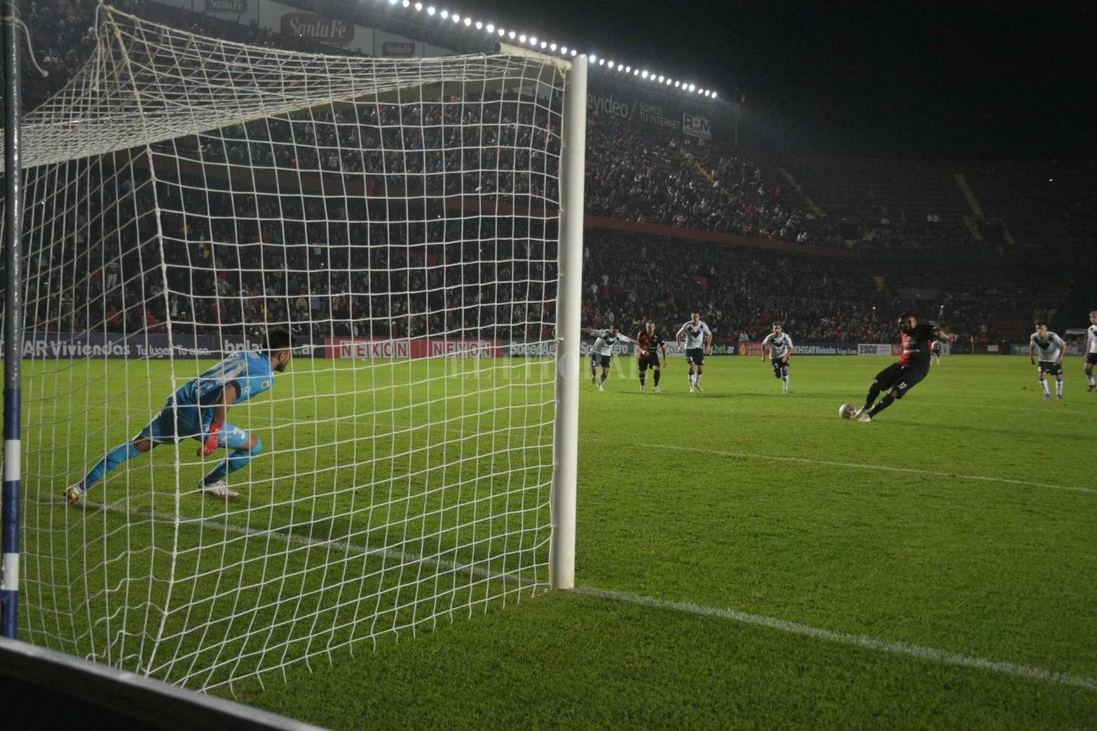 Colón perdió 2 a 1 frente a Vélez en la última fecha del torneo de la Liga Profesional de Fútbol.. Abila erró un penal en el final del partido.