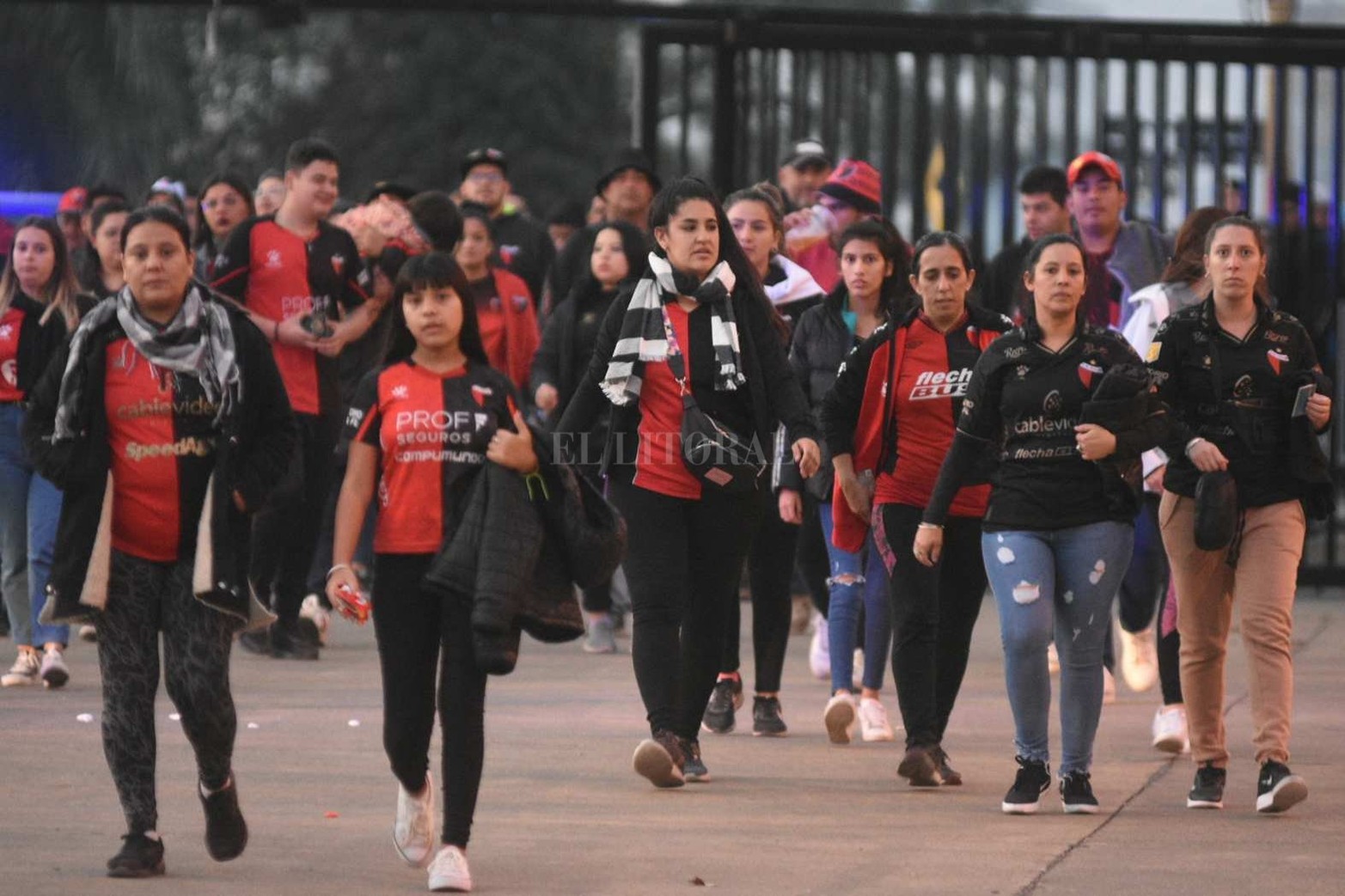 Colón y Vélez juegan por la última fecha del torneo de la Liga Profesional de fútbol.