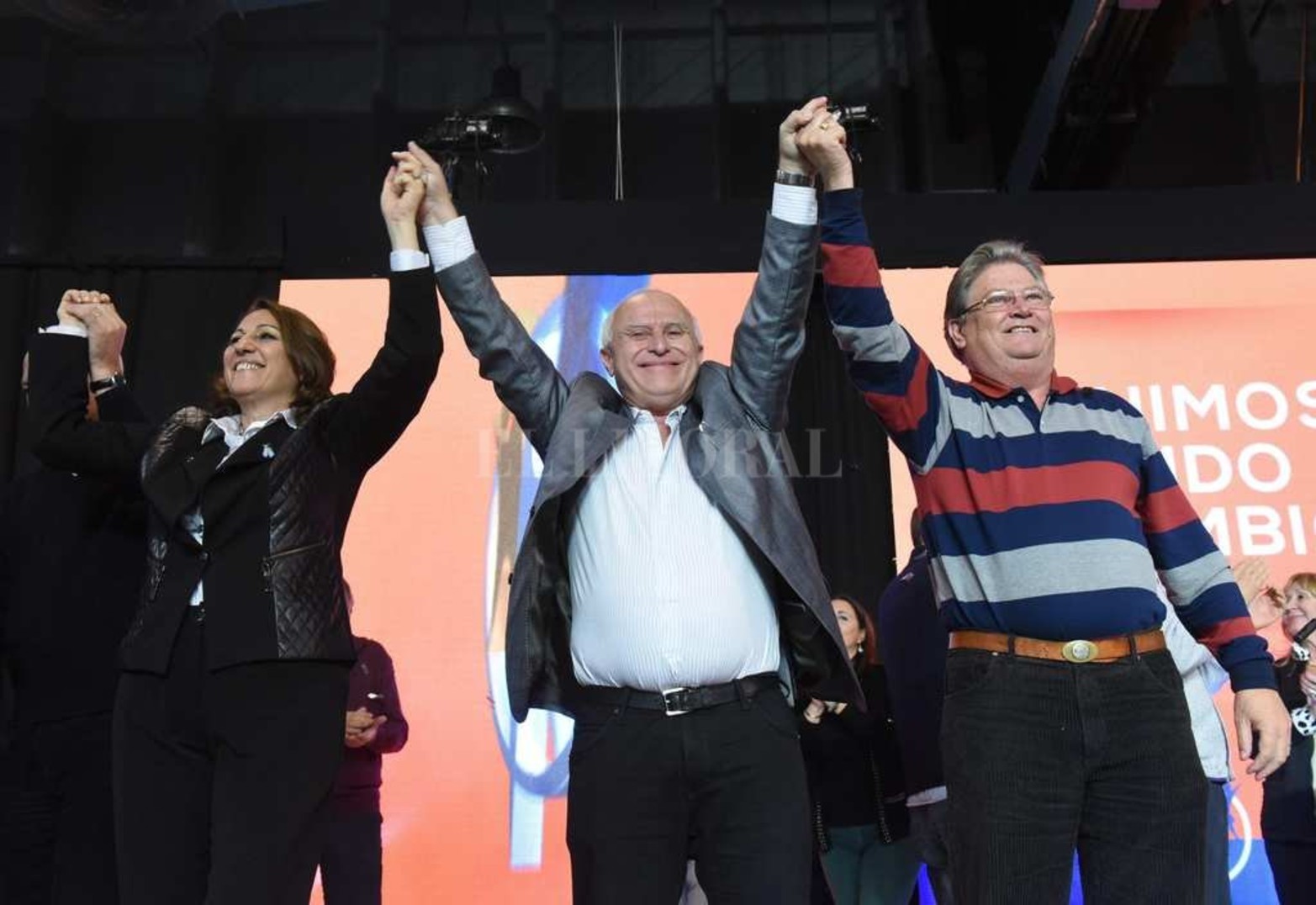 En Rosario, en el festejo de su triunfo en las elecciones a gobernador, junto a Mónica Fein y Carlos Fascendini.