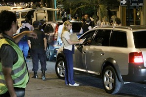 Agencia Hoy, a la medición del nivel de alcohol en sangre por aliento exhalado lo debe realizar personal sanitario, que es contratado por el municipio. Cada agente municipal puede intervenir en caso de que el resultado sea positivo, y actuar conforme la norma.