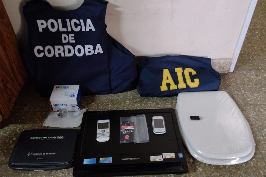 ELLITORAL_456339 |  Prensa AIC Como resultado del allanamiento la policía santafesina recuperó algunos de los objetos adquiridos de manera ilegal.