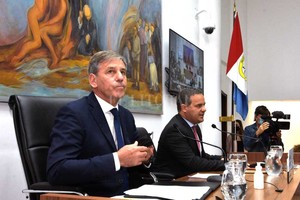 Flavio Raina Con Jatón de viaje, el presidente del Concejo (Leandro González) es quien queda a cargo de la intendencia.