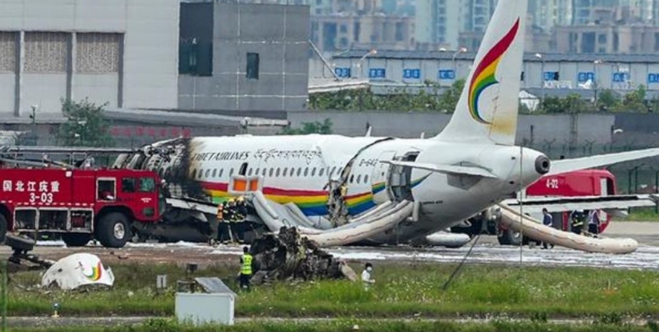 Video: un avión se incendió al salirse de la pista en China