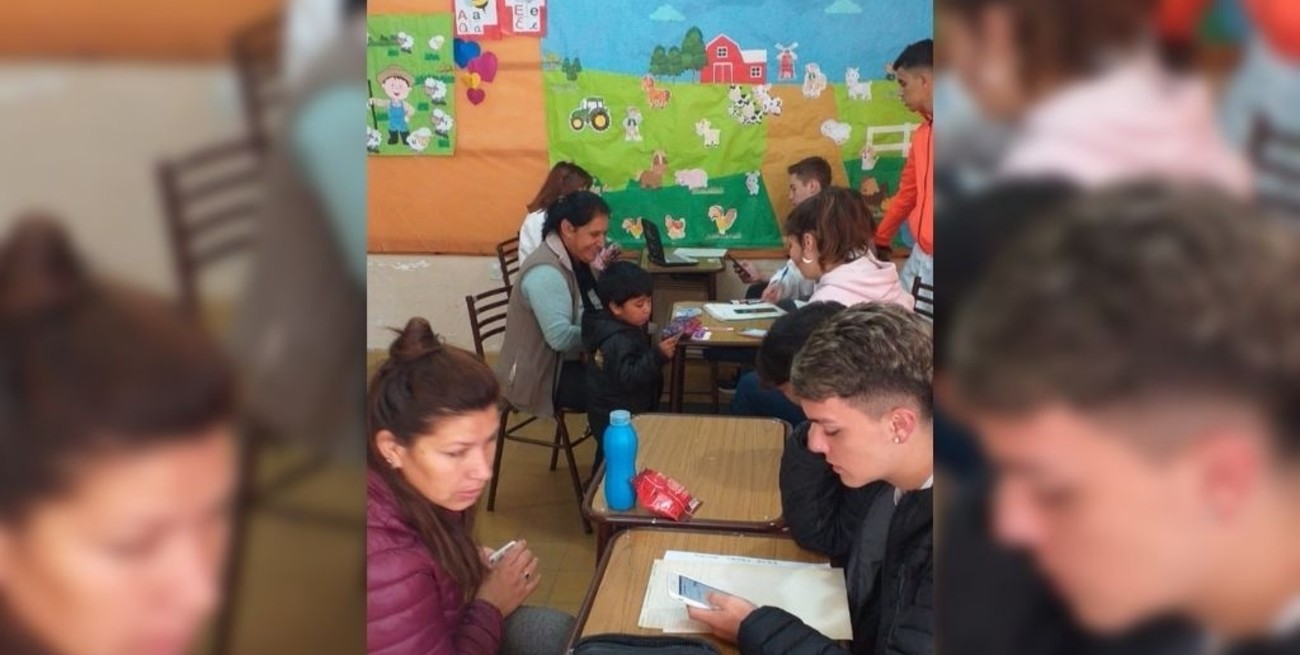 Censo digital 2022: alumnos de dos escuelas santafesinas ayudan a los vecinos a completar el trámite