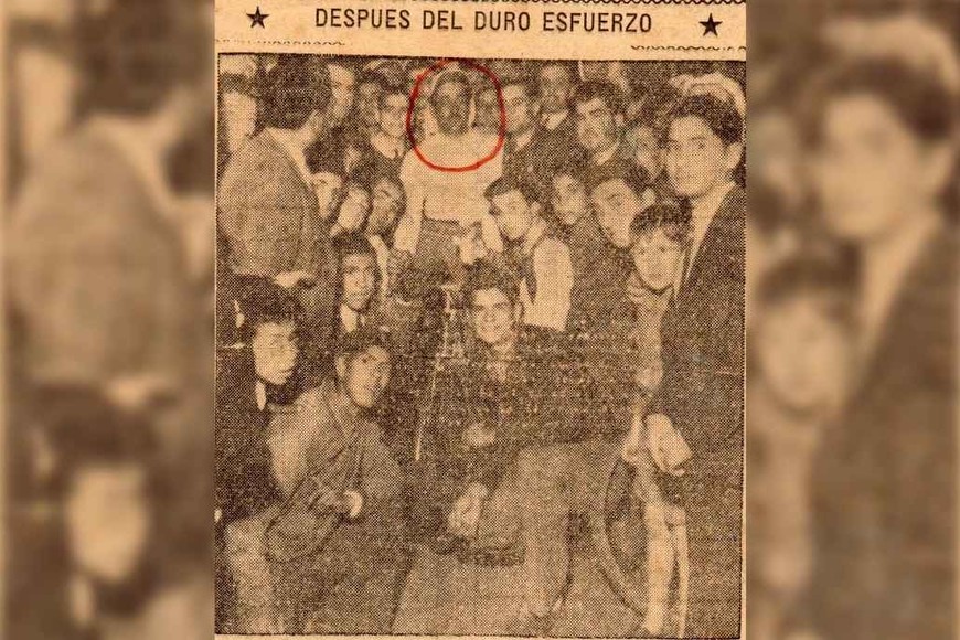 ELLITORAL_456404 |  Gentileza Un recorte de diario del 7 de septiembre de 1942, muestra a Sarla rodeado de gente, tras haber establecido la marca de 104 horas.