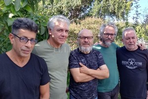 ELLITORAL_456259 |  Gentileza producción Moli Verón (batería), Pancho Torres (bajo), Alberto Felici (voz), Nardo González (guitarras y coros) y Alfredo Ibarrola (teclados y coros).