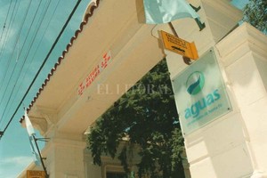 ELLITORAL_456394 |  Archivo El Litoral Pórtico de ingreso a la planta con el logo de la anterior empresa. En diciembre cumplirá los 15 el contrato que vincula al sector público provincial con una sociedad anónima de su propiedad para la concesión de los servicios sanitarios en 15 distritos.