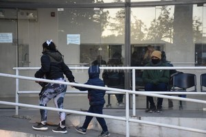 Flavio Raina En la guardia. Muchas consultas son por gripes, resfríos, gastroenteritis y un virus conocido como  manos, pies y boca , que genera ampollas pero no es de preocupación.