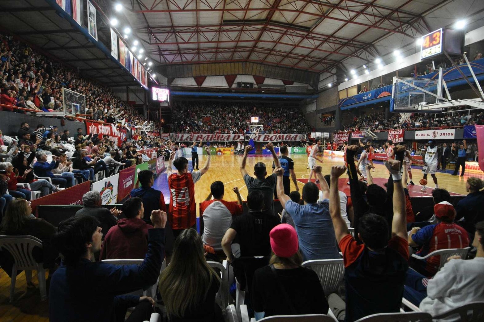 Liga Nacional de básquet. Unión ganó el quinto partido y se quedó con la serie 3 a 2. Derrotó a Hispano de Río Gallegos y mantuvo la categoría en la elite del básquet nacional.