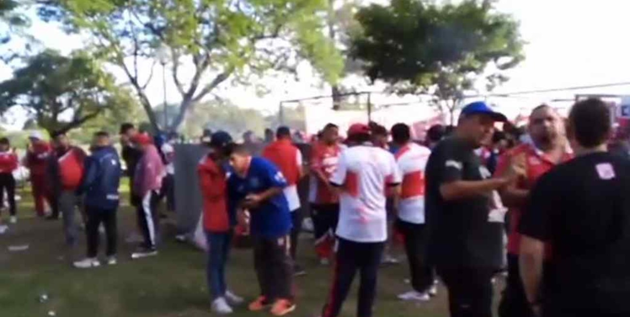 Hinchas de Deportivo Morón coparon el Parque Sur y esperan el partido contra Patronato
