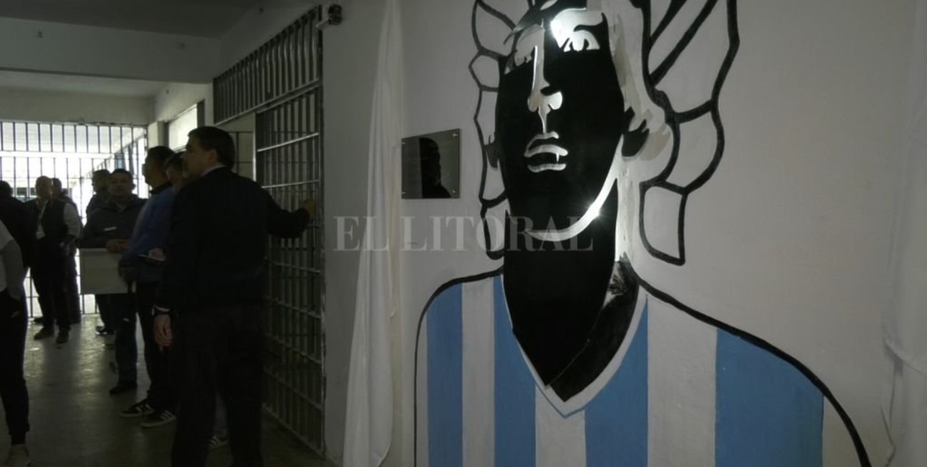Video: colocaron un mural de Diego Maradona en los pabellones de la cárcel de Las Flores de Santa Fe