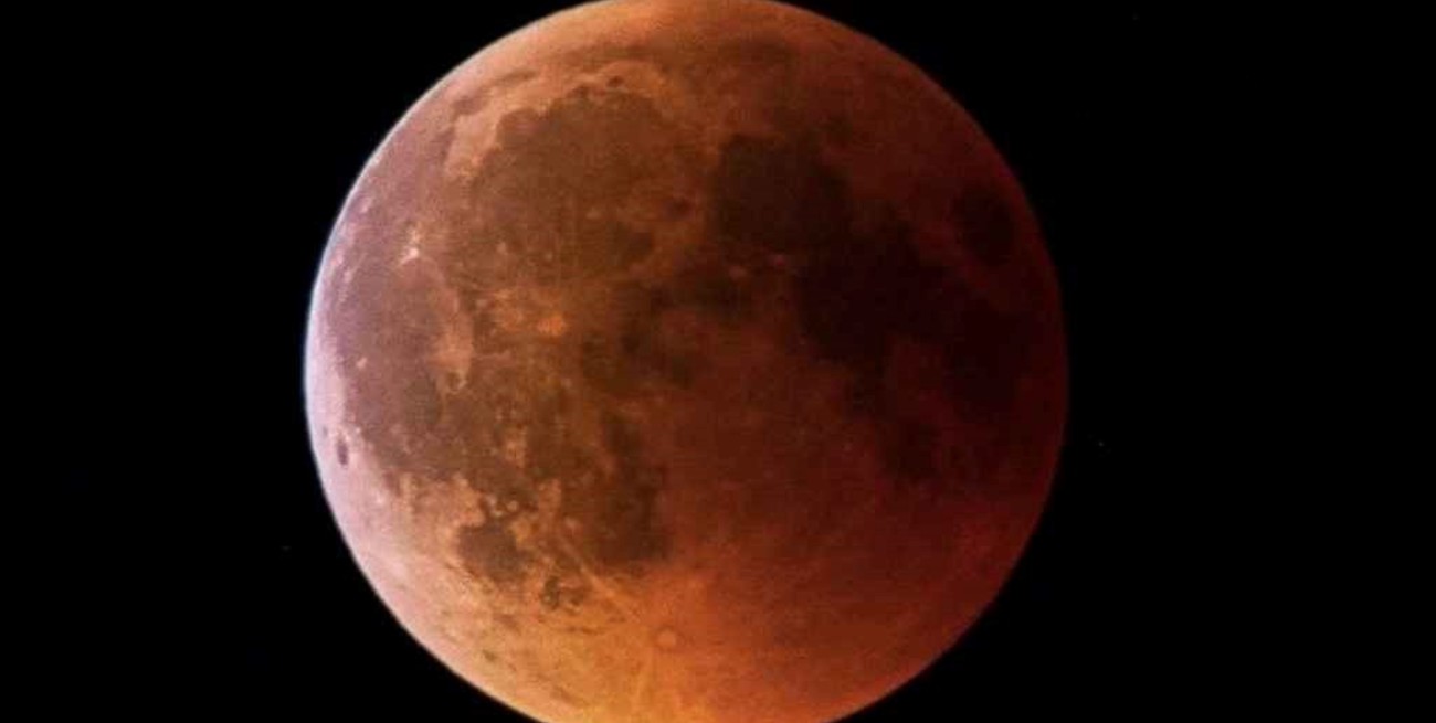 Más de 130 personas se reunieron en el Observatorio Astronómico de Oro Verde para ver el eclipse lunar