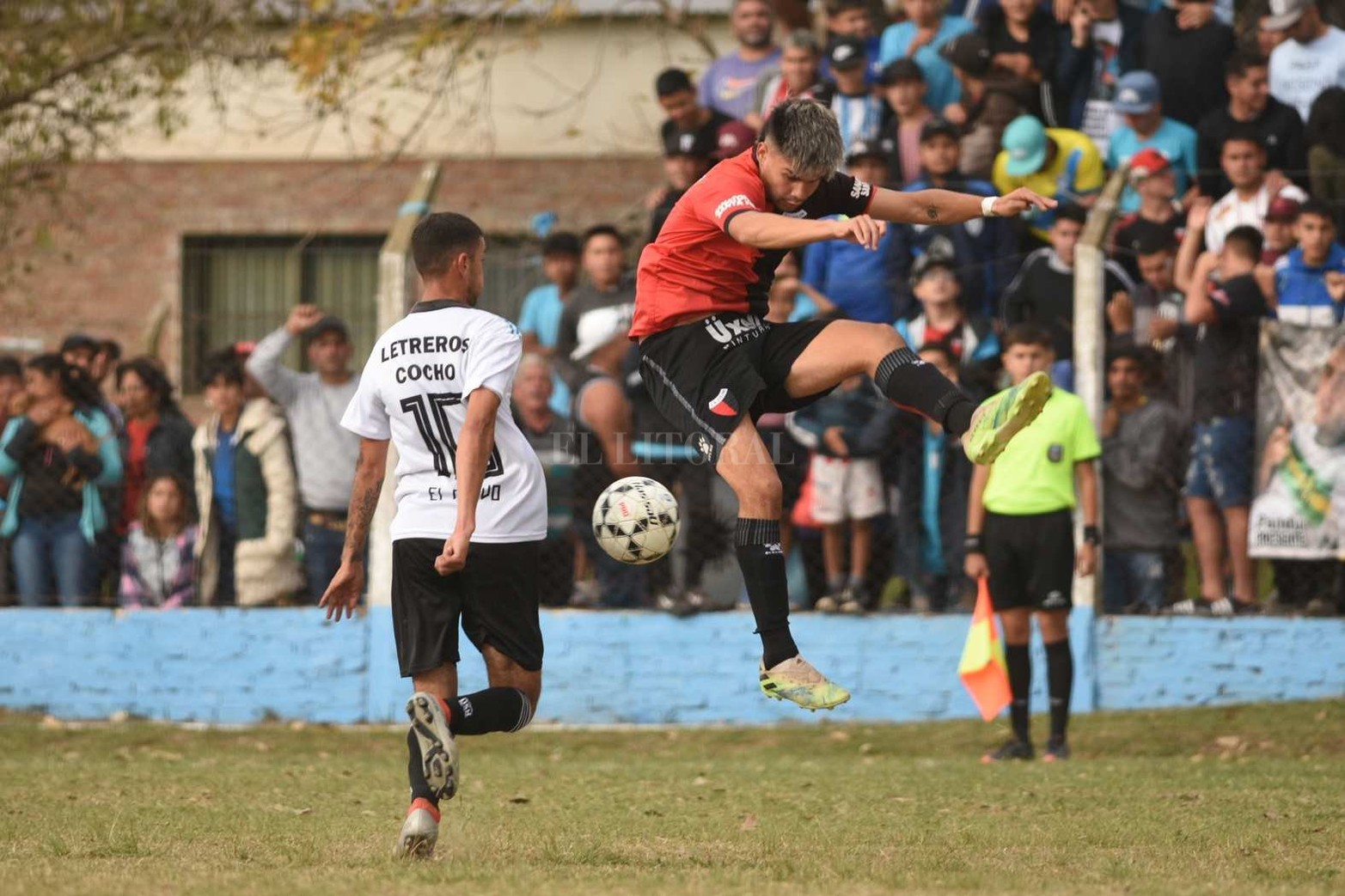 Colón le ganó 2 a 1 a Nuevo Horizonte y sigue puntero del torneo de la Liga Santafesina de Fútbol.