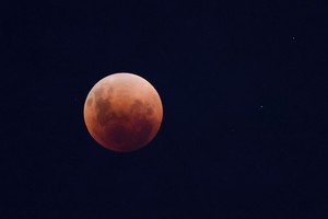 Eclipse lunar total apodado la luna de 'sangre'.