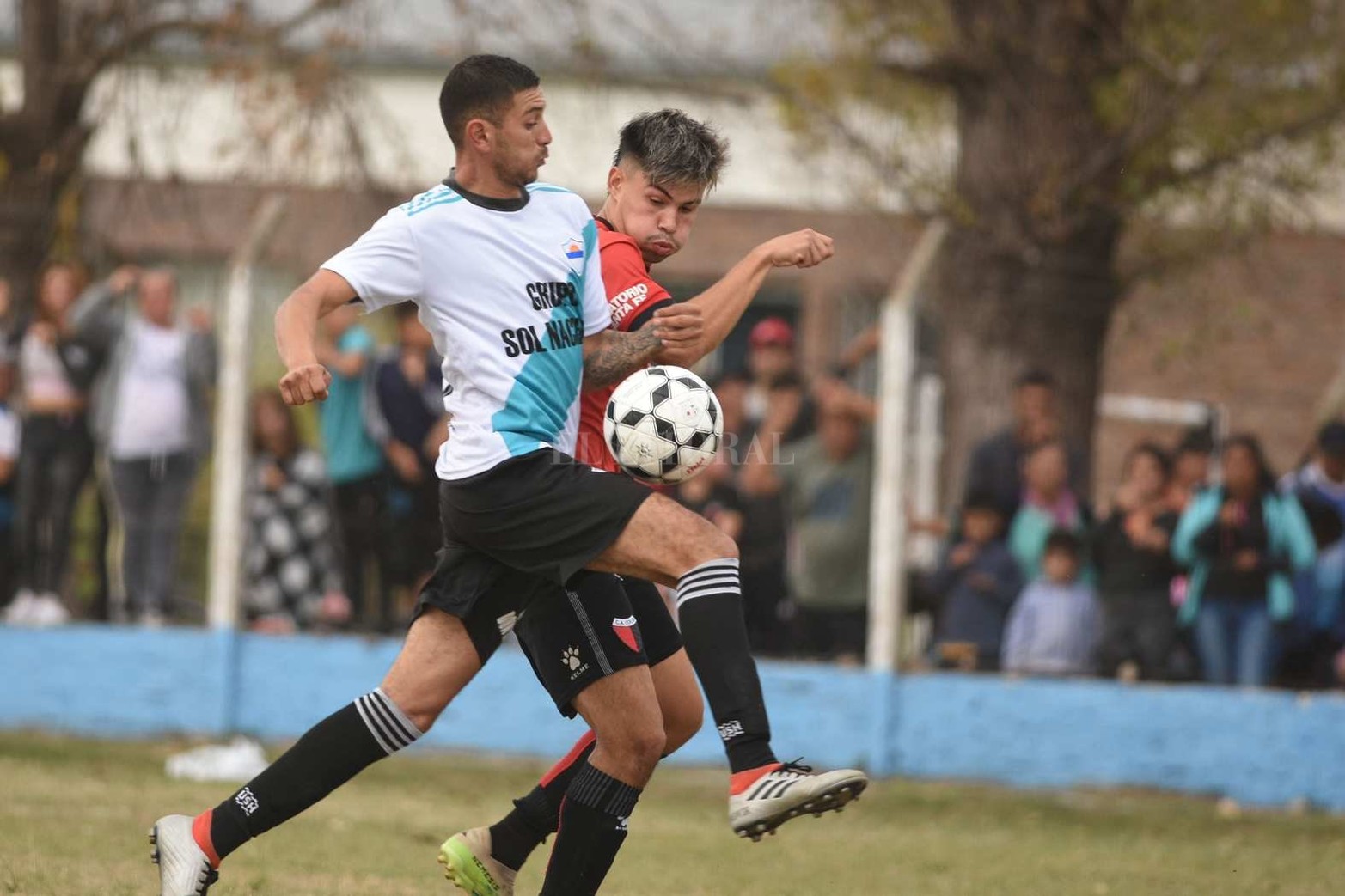 Colón le ganó 2 a 1 a Nuevo Horizonte y sigue puntero del torneo de la Liga Santafesina de Fútbol.