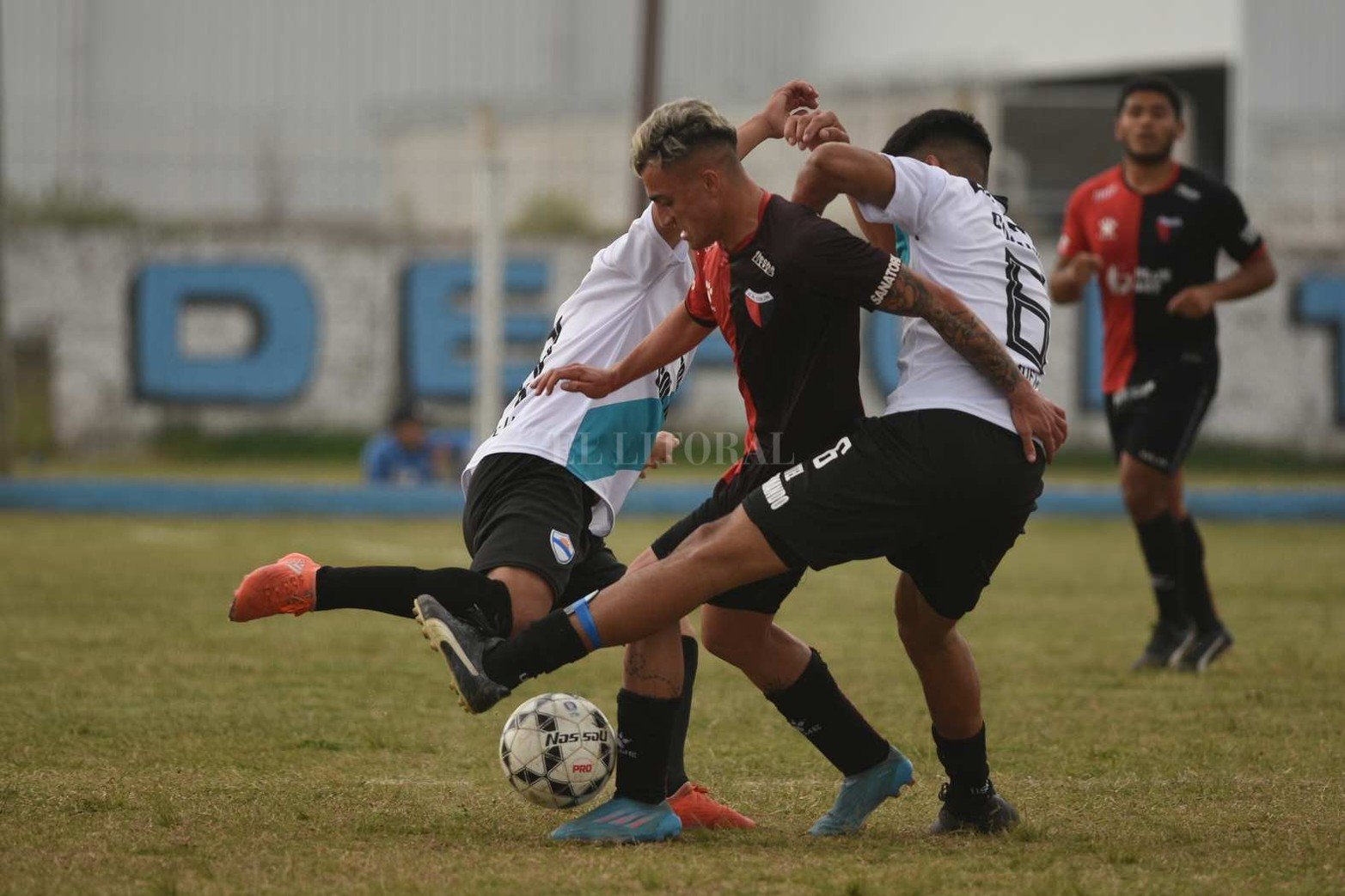 Colón le ganó 2 a 1 a Nuevo Horizonte y sigue puntero del torneo de la Liga Santafesina de Fútbol.