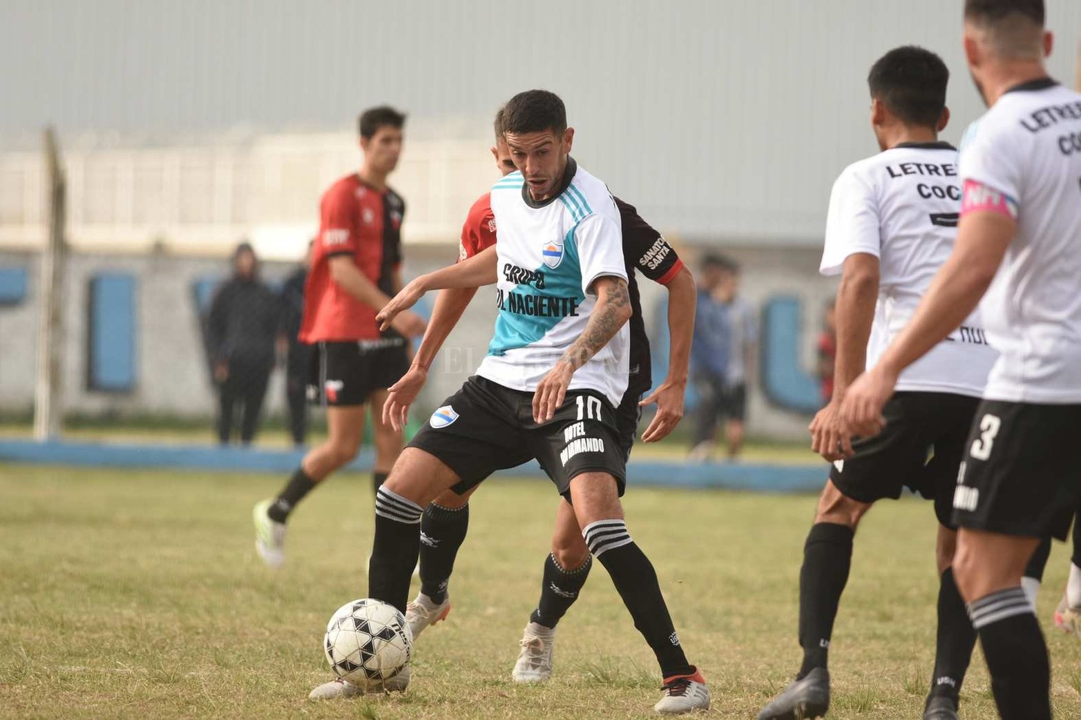 Colón le ganó 2 a 1 a Nuevo Horizonte y sigue puntero del torneo de la Liga Santafesina de Fútbol.