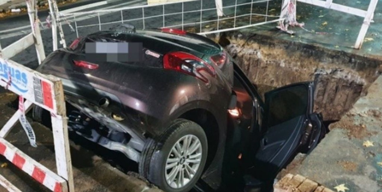 Un auto cayó en un pozo de reparación de la red de agua en Rosario