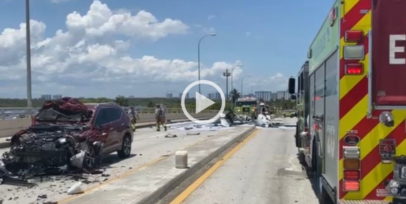 Video: una avioneta chocó contra un puente en Miami y alcanzó a impactar sobre un automóvil