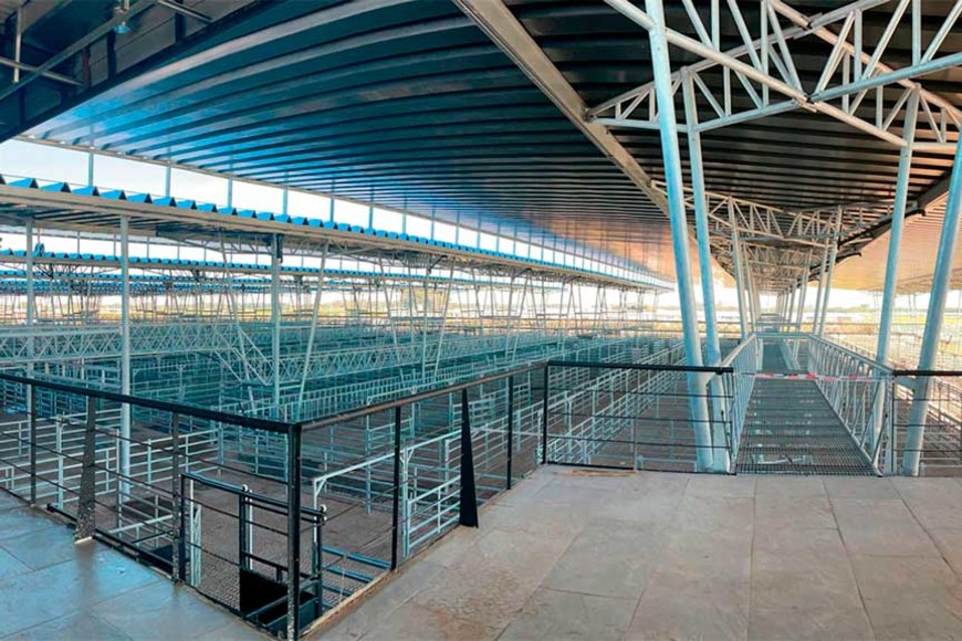 ELLITORAL_456884 |  Gentileza El interior techado del nuevo predio para comerciar hacienda.