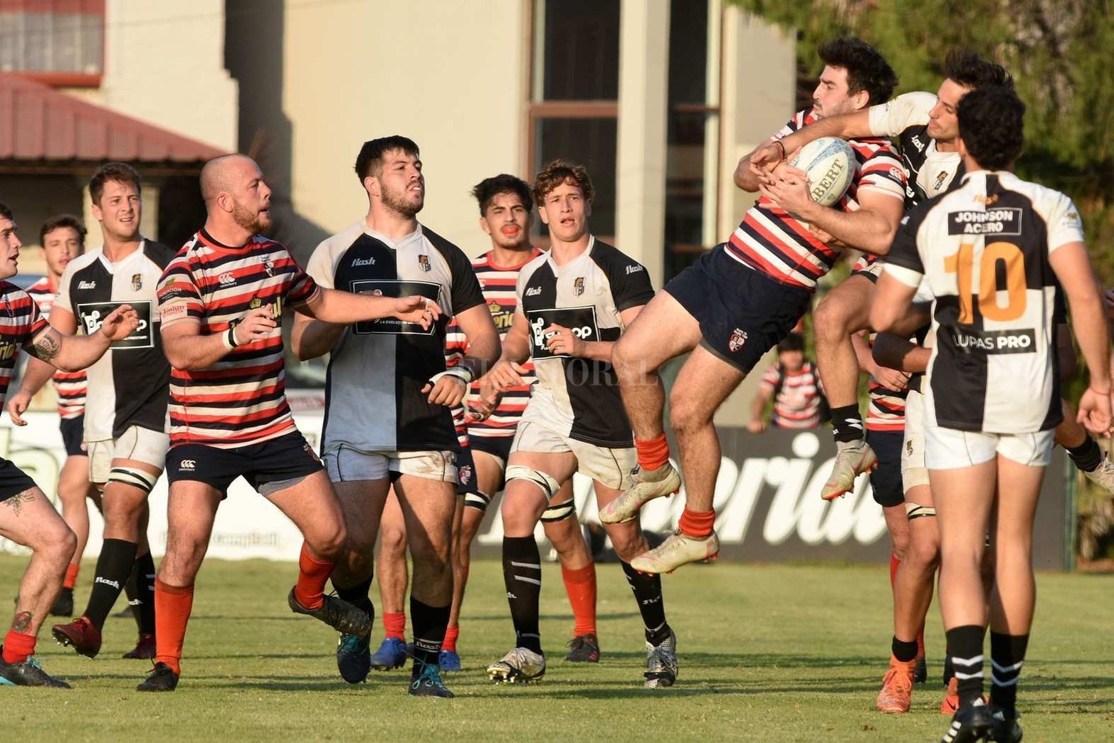 En Sauce Viejo, Santa Fe recibió a Estudiantes de Paraná quien le ganó 22 a 17.