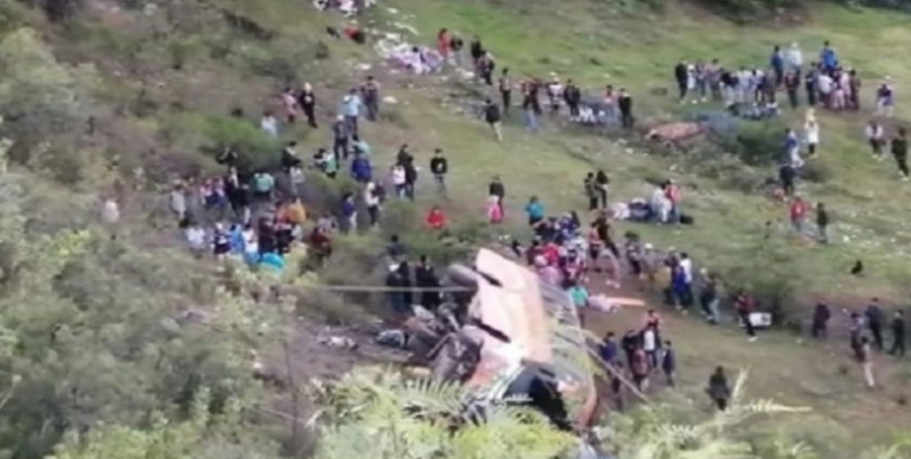 Un colectivo cayó a un abismo en Perú y murieron al menos 11 personas