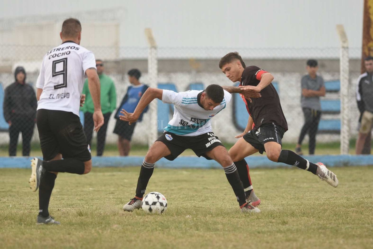 Colón le ganó 2 a 1 a Nuevo Horizonte y sigue puntero del torneo de la Liga Santafesina de Fútbol.