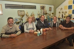 Manuel Fabatía Una comisión de trabajo. Los directivos del club no descansan y las obras siguen avanzando. Alejando Musso, Jorgelina Quinteros, Hernán Mendoza, Aurora Rosso y Horacio Herrera.