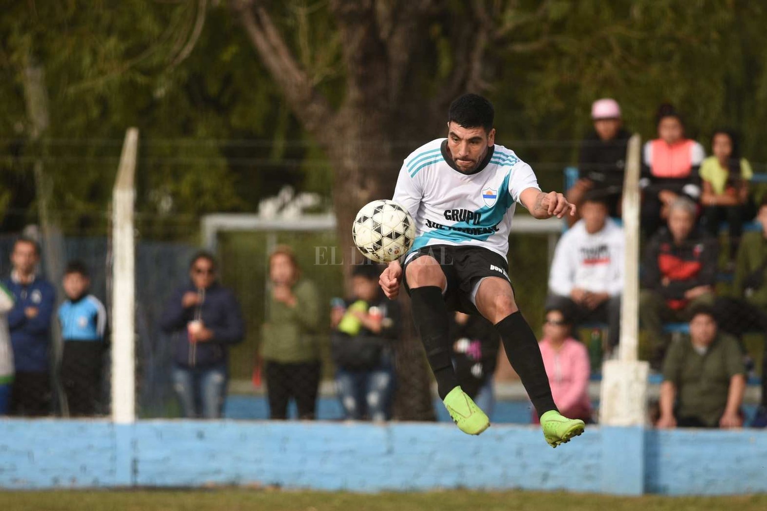Colón le ganó 2 a 1 a Nuevo Horizonte y sigue puntero del torneo de la Liga Santafesina de Fútbol.
