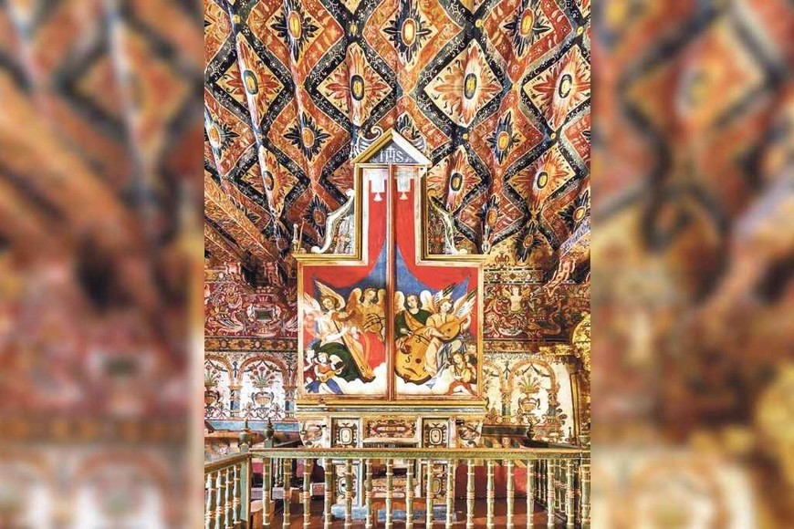 ELLITORAL_456856 |  Eduardo Hirose Maio/WMF Ángeles músicos pintados por Riaño en la puerta de un órgano del siglo XVII. Coro alto de la iglesia de Andahuaylillas.