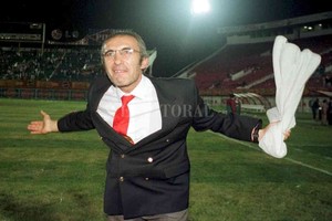 ELLITORAL_456924 |  Guillermo Di Salvatore La foto no pertenece al partido de ida en el Centenario, sino a la revancha en el Defensores del Chaco. Fue la noche de los penales de Burtovoy. Ese día, el profesor Córdoba estalló de emoción como toda la hinchada sabalera. Inolvidable.