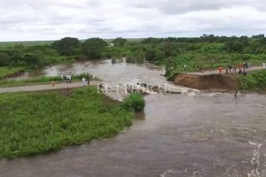 Archivo El socavón llegó a medir 50 metros de largo. El lugar permaneció intransitable durante más de una semana.