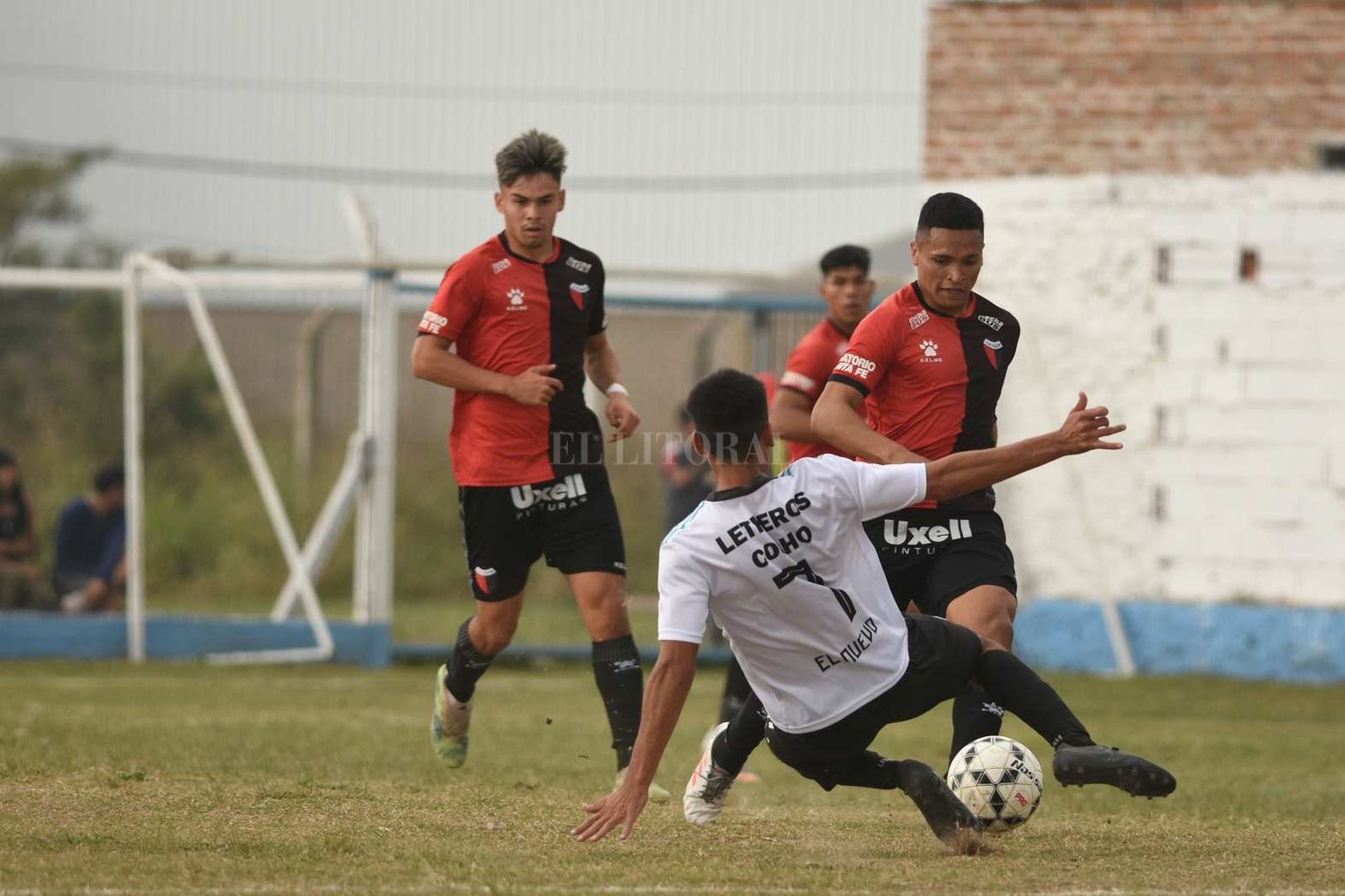Colón le ganó 2 a 1 a Nuevo Horizonte y sigue puntero del torneo de la Liga Santafesina de Fútbol.