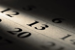 La fecha está presente en la cultura popular desde la edad antigua y actualmente muchas personas creen en supersticiones respecto de esta fecha.