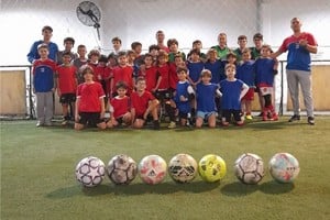 Gentileza Un grupo de niños y sus profes. Así, se trabaja en Smash, un lugar para niños y niñas de muy corta edad. Cumplido el tiempo de escuelita, los deportistas que siguen con el juego de la pelota lo hacen en las divisiones infantiles de UNL.