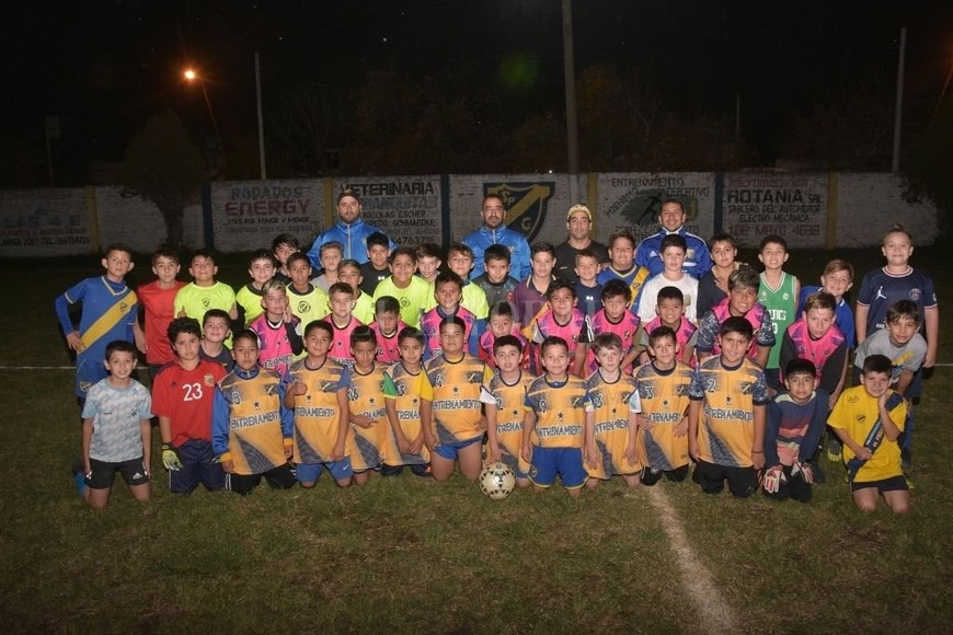 ELLITORAL_456643 |  Manuel Fabatía Los planteles de las divisiones Infantiles junto a sus profesores. El semillero, lo más importante de la institución.