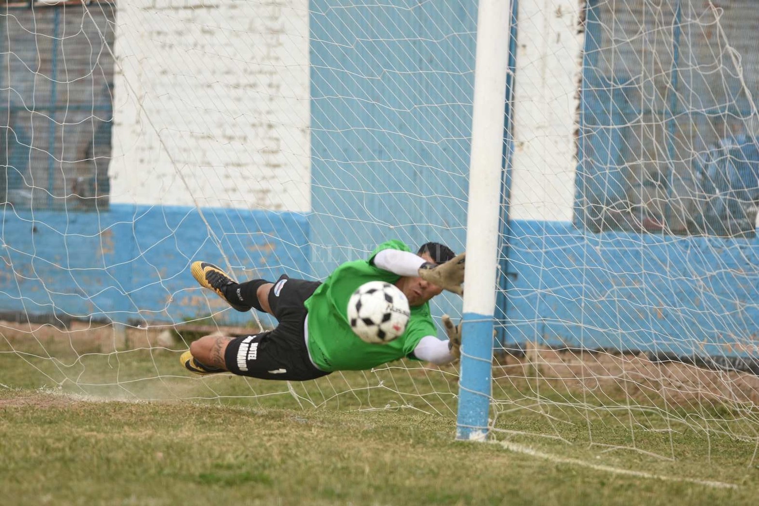 Colón le ganó 2 a 1 a Nuevo Horizonte y sigue puntero del torneo de la Liga Santafesina de Fútbol.