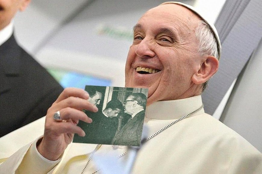 ELLITORAL_457053 |  Gentileza Jorge Bergoglio, ya como papa Francisco, muestra sonriente una foto suya, de joven, retratado junto al escritor Jorge Luis Borges.