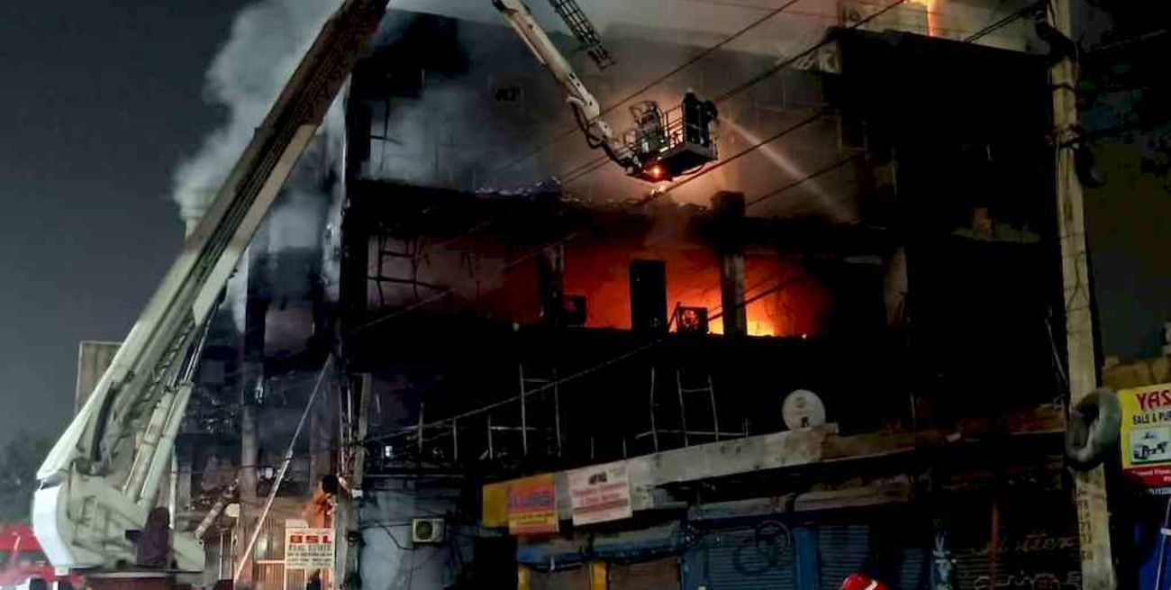 India: un voraz incendio en un edificio dejó al menos 27 muertos en Nueva Dheli