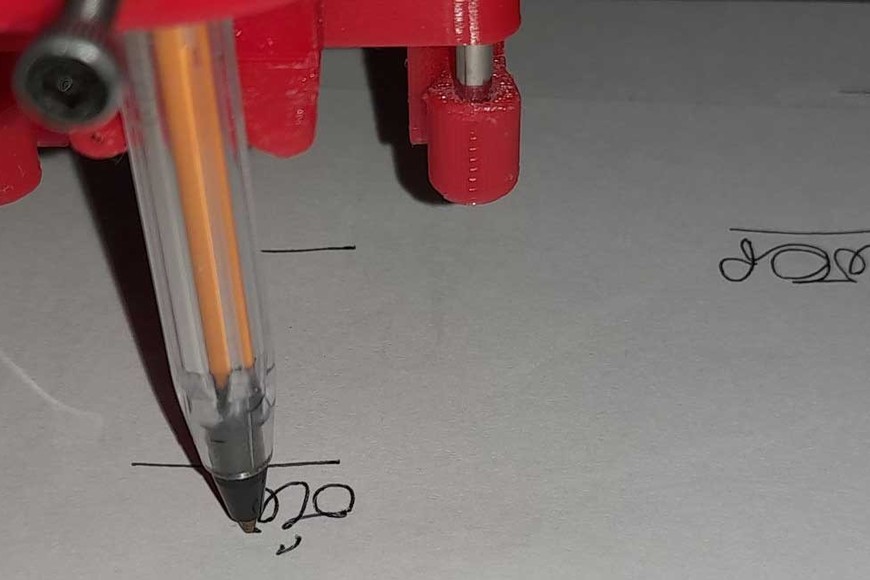 Estafas con un brazo robótico que falsifica firmas