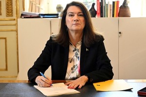 Ann Linde, ministra de Relaciones Exteriores sueca, firmando la solicitud de adhesión.