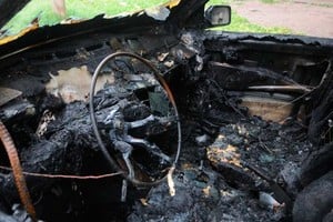 Auto quemado en Sauce Viejo. Crédito: Archivo El Litoral